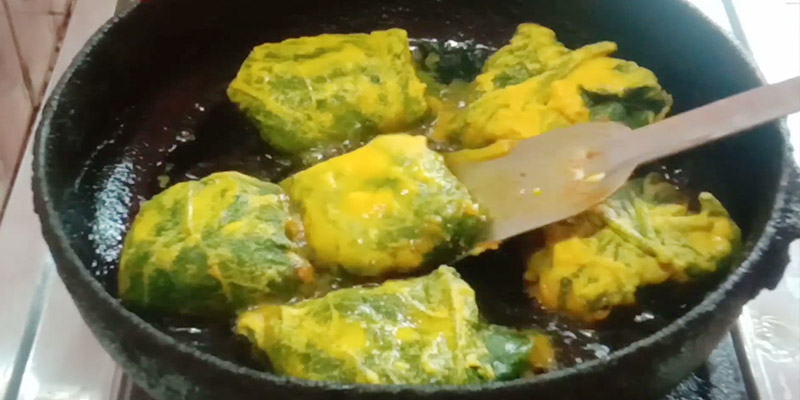চালকুমড়া পাতায় সিদল শুঁটকির বড়া